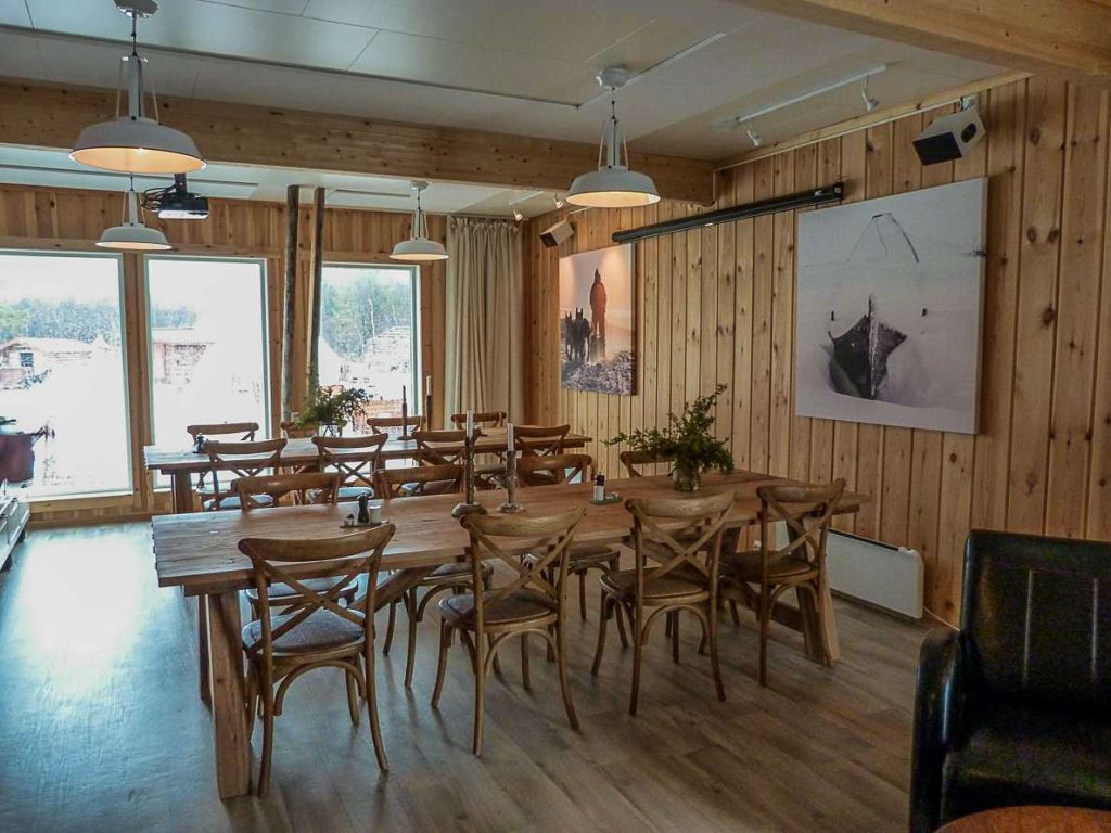 husky-lodge02